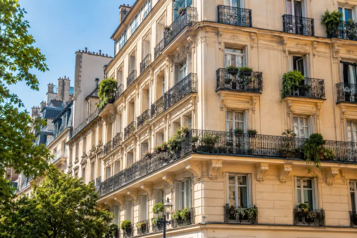 Image générée : Bâtiment parisien ensoleillé et fleuri