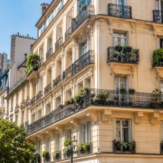 Image générée : Bâtiment parisien ensoleillé et fleuri