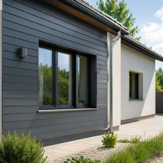 Image générée : Maison moderne en extérieur sous le soleil