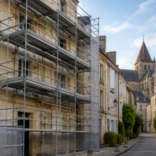 Image générée : Rue tranquille sous rénovation historique