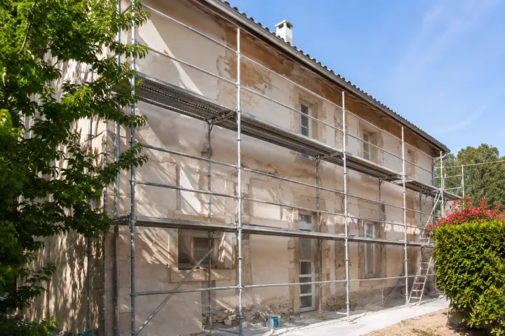 Image générée : Rénovation en cours sous le soleil