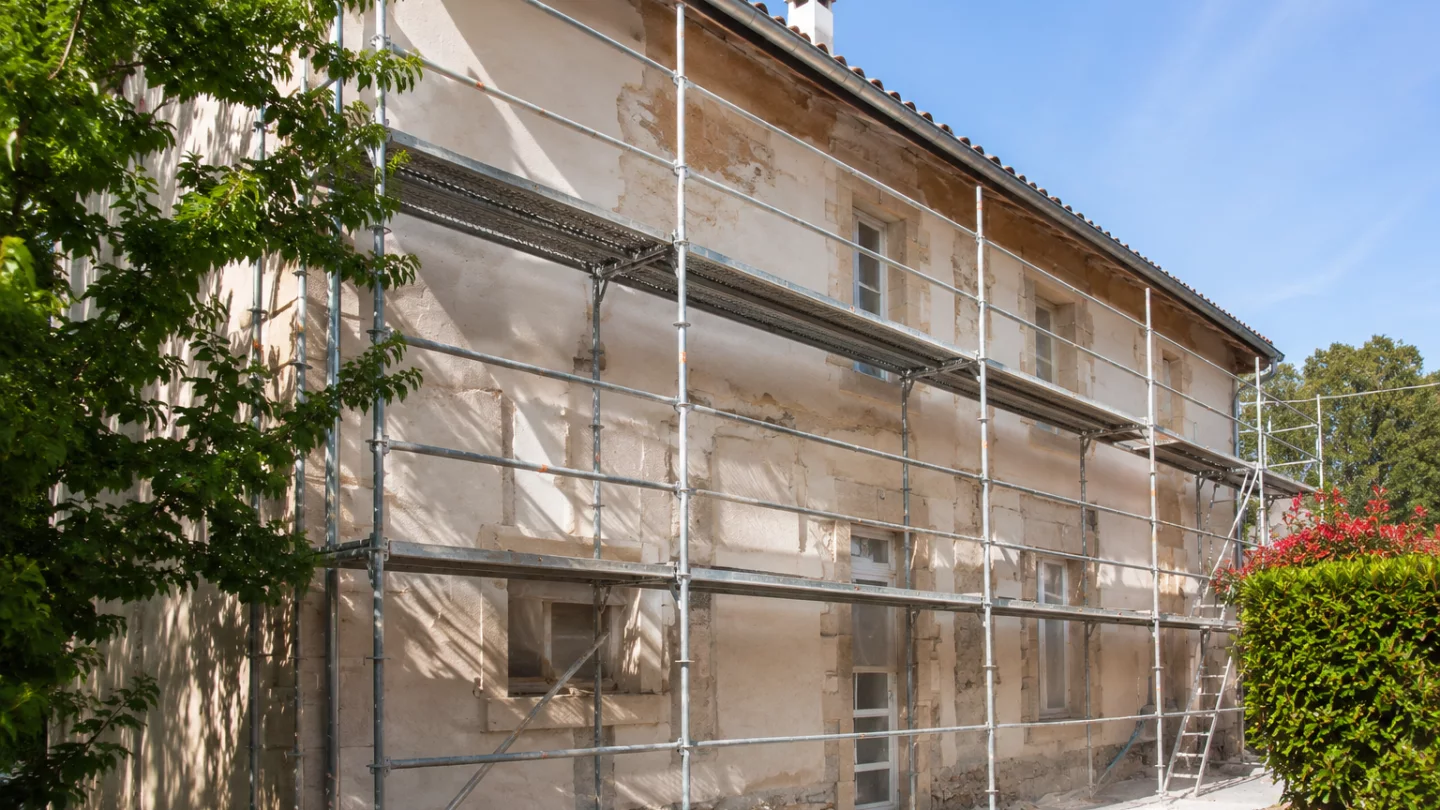 Image générée : Rénovation en cours sous le soleil