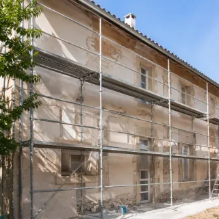 Image générée : Rénovation en cours sous le soleil