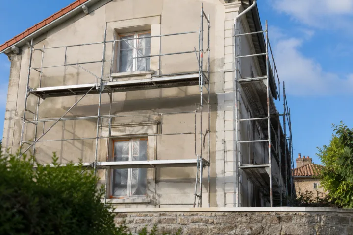 Image générée : Maison sous rénovation avec échafaudage