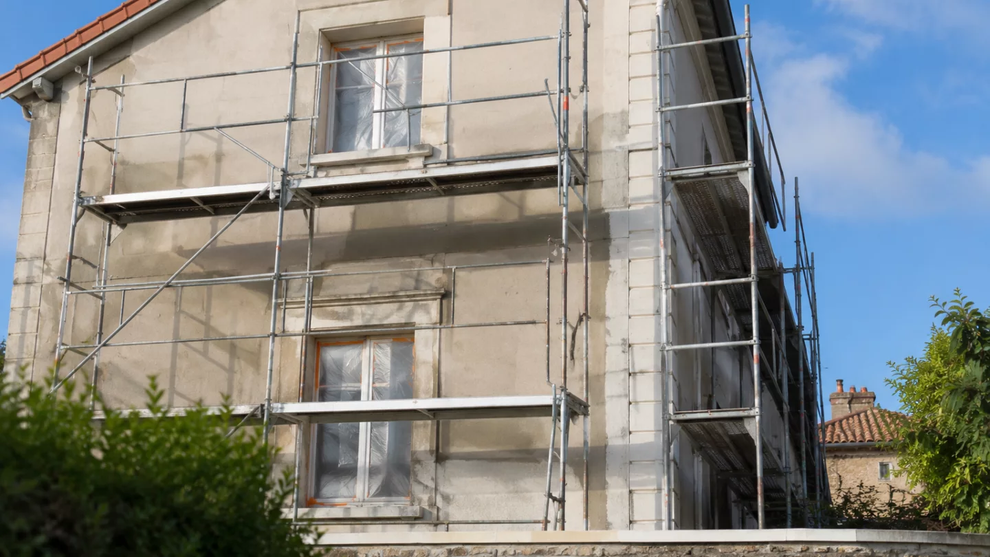 Image générée : Maison sous rénovation avec échafaudage