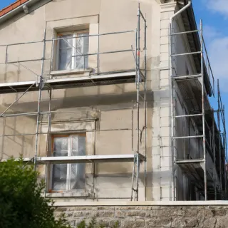 Image générée : Maison sous rénovation avec échafaudage