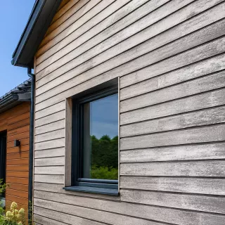 Image générée : Maison moderne avec façade en bois