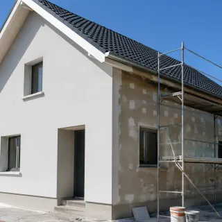 Image générée : Maison en rénovation sous ciel clair