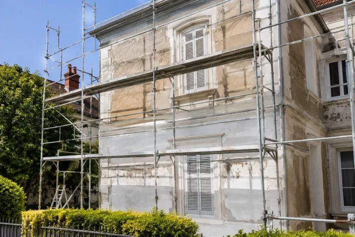Image générée : Rénovation d'une maison sous échafaudage