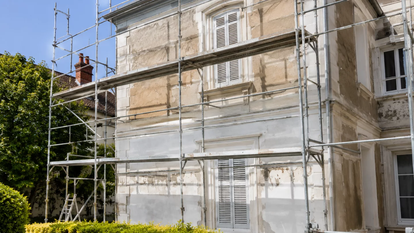 Image générée : Rénovation d'une maison sous échafaudage