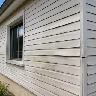 Image générée : Coin d'une maison avec détails usés