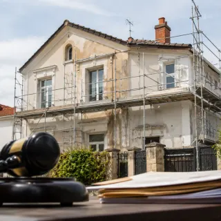 Image générée : Scène de rénovation avec éléments juridiques