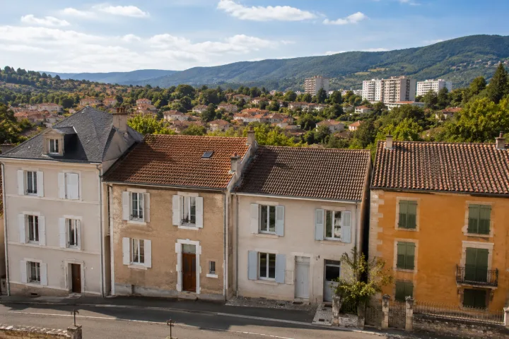 Image générée : Village ensoleillé sur une colline