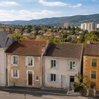 Image générée : Village ensoleillé sur une colline